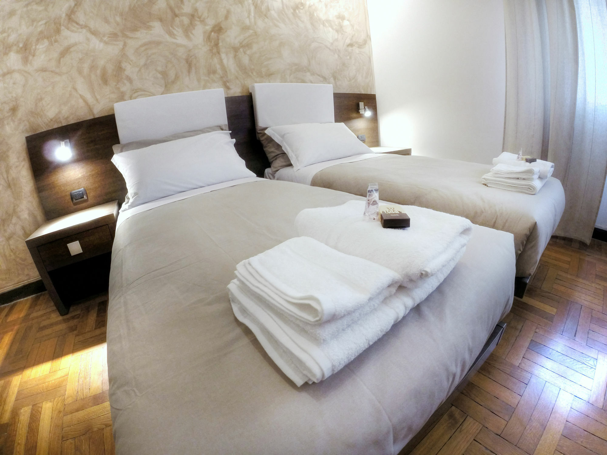 Guesthouse Vittoria Rooms - The Original Since 2015 เจนัว ภายนอก รูปภาพ